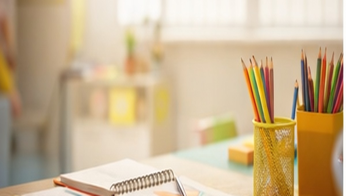 Defter, kalem ve plan notlarıyla hazırlanmış çalışma masası